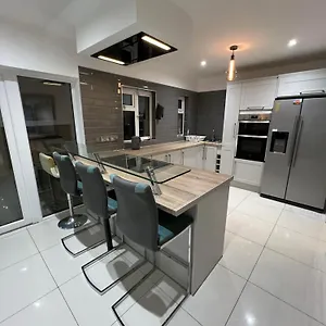  Guest house Lovely In Kimmage,